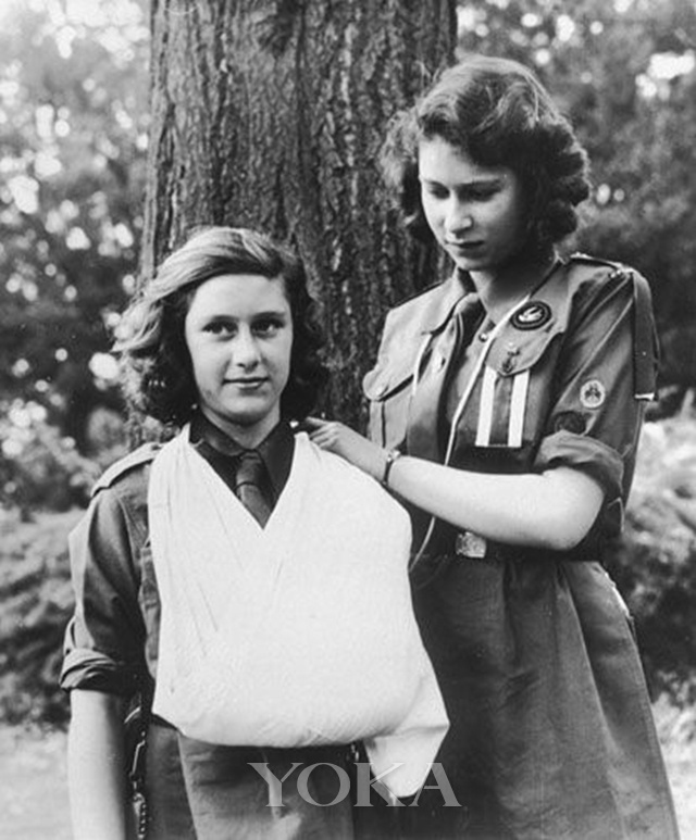 In August 1943, is not a United Kingdom Queen Elizabeth II showed the bandage technique, showing her wearing a leather strap slender female form.